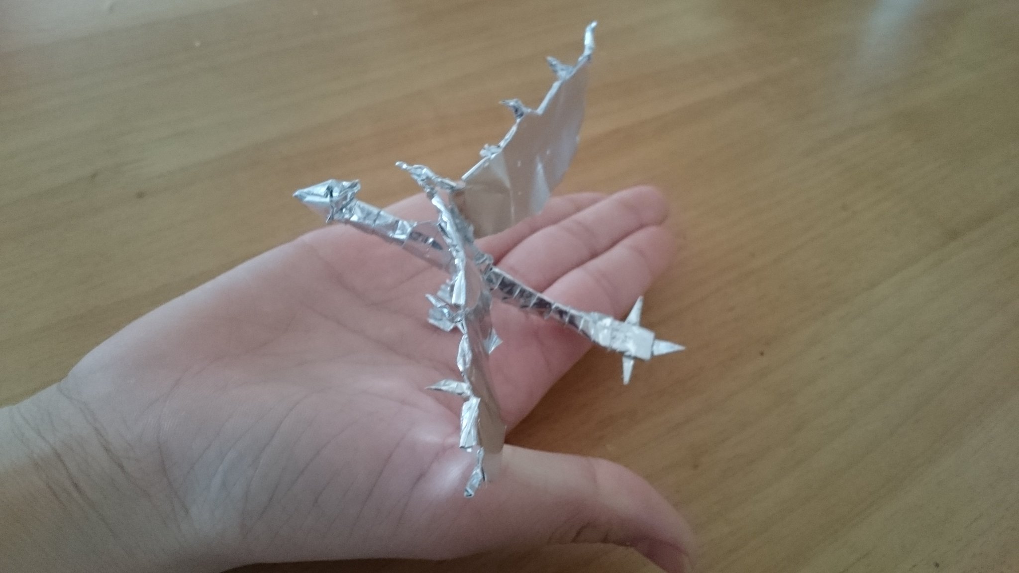 レモン丸 雑記ブロガー 中学生 息子が 折り紙で創作 モンスターハンターの リオレウス 希少種 銀色の色紙で作ったそうで こういう事が好きな息子です 笑 でも カッコいいなあ リオレウス モンハン モンスターハンター 折り紙 色紙 折る