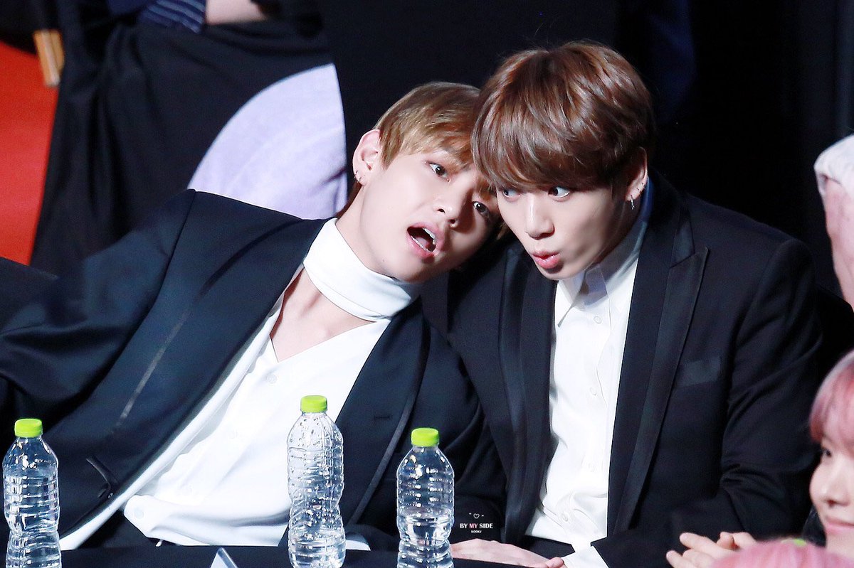 TAEKOOKPlCS's tweet photo. they're so cute my heart is swelling up https://t.co/jIBQqNBTep