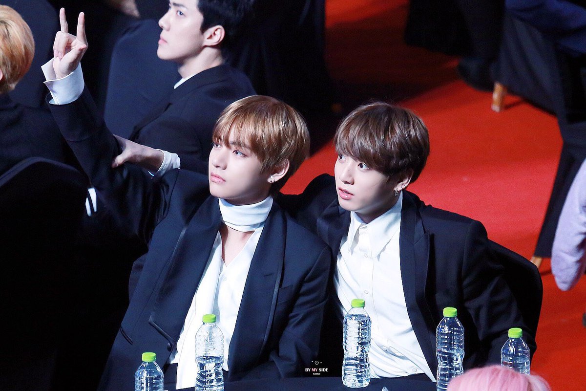 TAEKOOKPlCS's tweet photo. they're so cute my heart is swelling up https://t.co/jIBQqNBTep