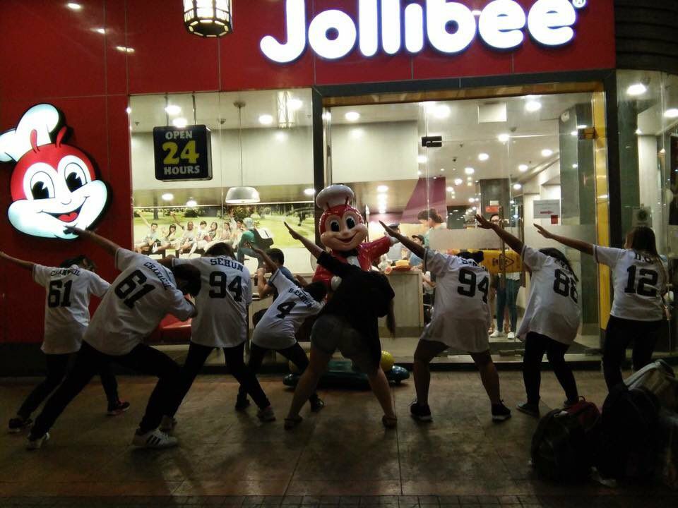 gail_malabote's tweet photo. EXO: *mentioned Jollibee many times*

PH EXO-Ls:
😂😂😂😂😂😂

-ccto- https://t.co/0lmFPPoiYq
