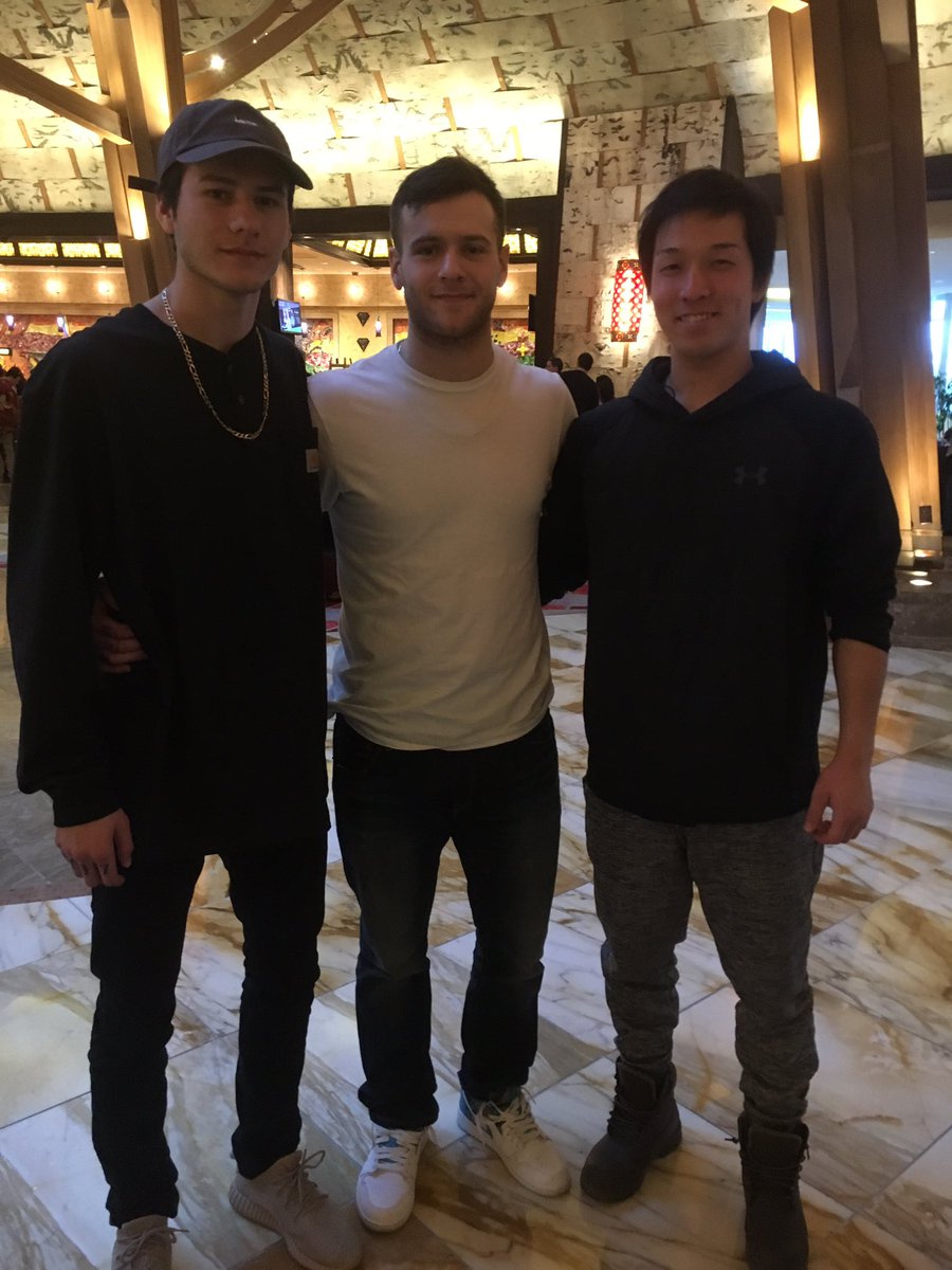 【初NLL観戦】

初めてNLLの試合を見に行ってきました。
激しくてアツくて、フィールドじゃ味わえないくらいの迫力ある試合でした。
お客さんも熱狂していて最高に楽しかったです。

そしてチームメイトのRussの兄ちゃんプロだった。
そして、普通に点決めてた。イケメン過ぎる。