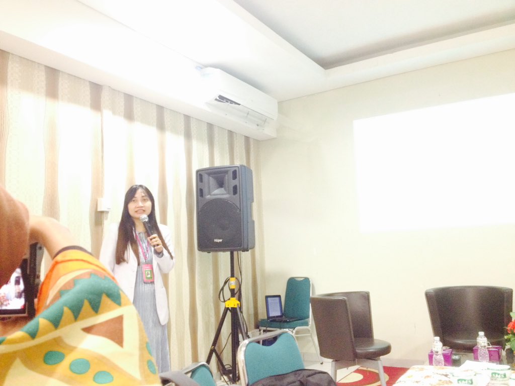 Cicajoli's tweet image. dr. Maria Arasen on stage. @awalbrospku panam #blogger #servicewithLOVE