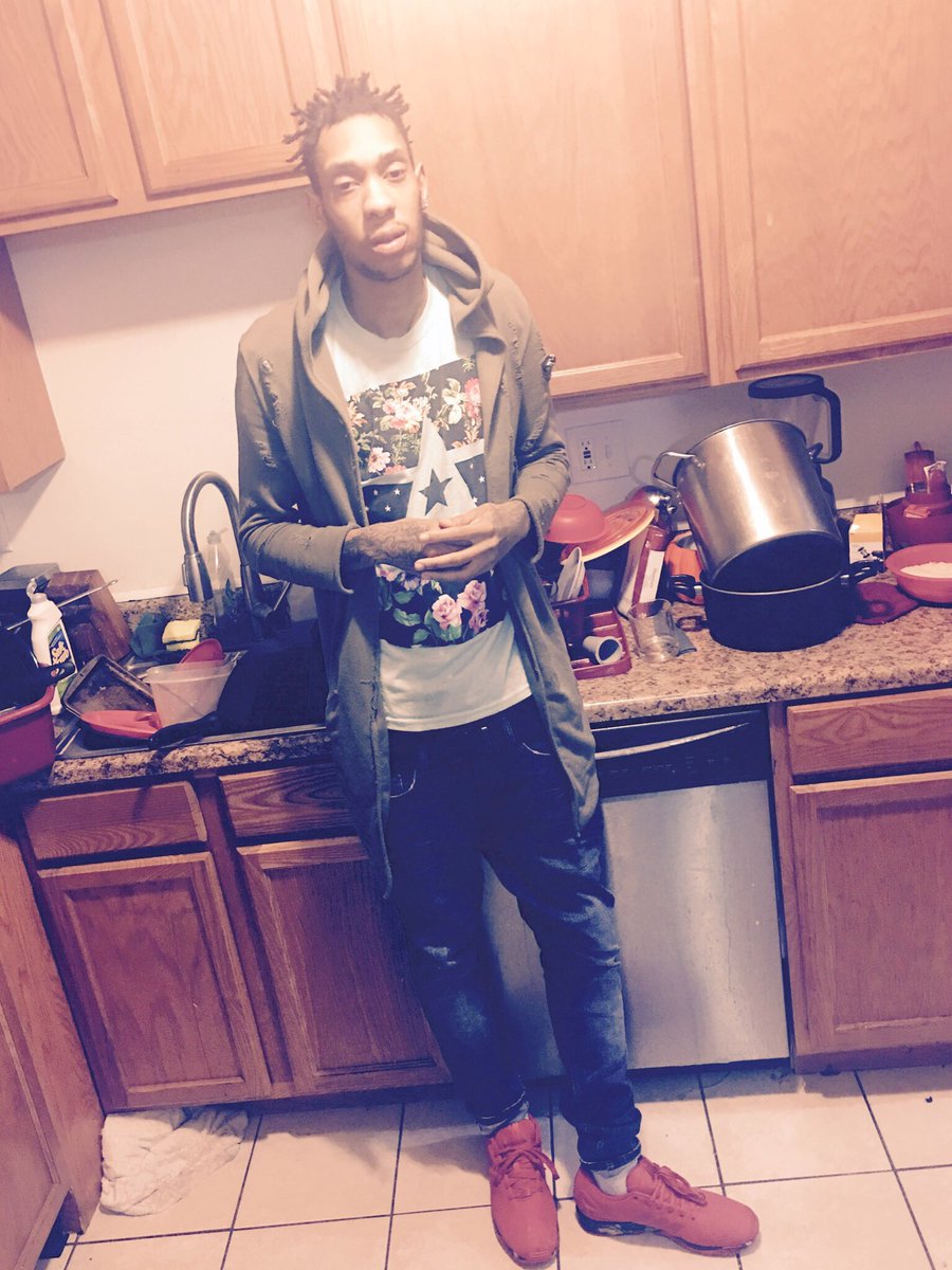 4HunnitK's tweet photo. Triple R Life 🤘🏽💵🙏🏽🌹🍾🏚 #RGEMG™ https://t.co/bTO3ZKoxlL