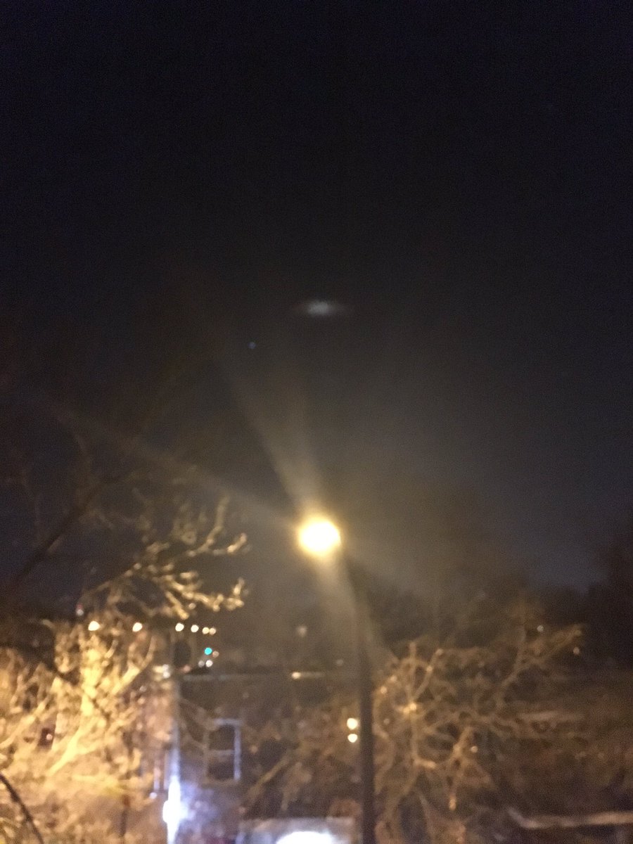 Docteur_Tom's tweet photo. @OFF_TLMEP Voilà une photo d'un lampadaire à 10 mètres de moi le soir Iphone 6s. La thèse de l'astrophysicien sur les ovnis ne tient pas.... https://t.co/mQRRvfRIz5