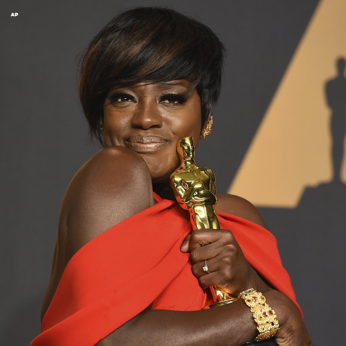 GMA's tweet photo. Safe to say @violadavis loves her #Oscar. #Oscars https://t.co/DGuBoXYXd8