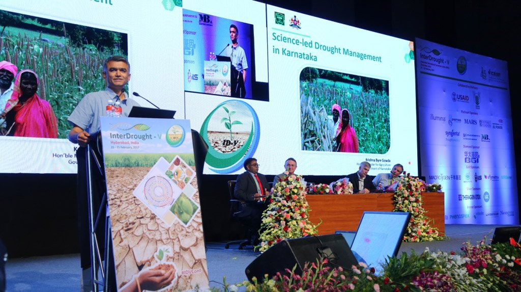 ICRISAT's tweet photo. Harnessing modern tools critical to help farmers overcome drought says @krishnabgowda at @InterDroughtV: https://t.co/3Jfgr2p3E3 #IDVconf https://t.co/29uyczNvPs