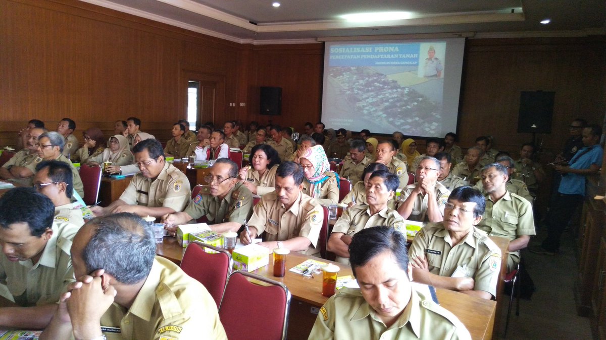 atr_bpnklaten's tweet photo. Sosialisasi #Prona2017 @atr_bpn @humaskabklaten @Polres @Kejari #klaten standarisasi Biaya non APBN sesuai Surat Gub. Jateng @ganjarpranowo https://t.co/VYtNpGl98p