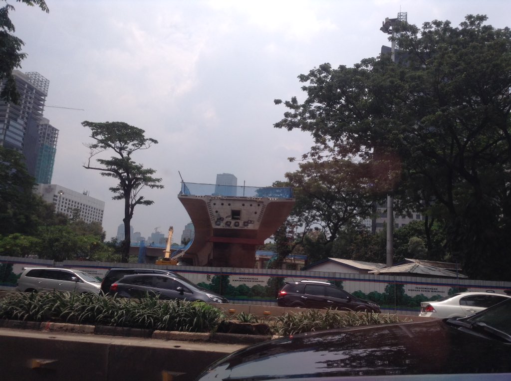iappi_indonesia's tweet photo. Precast Prestress Segmental Box Girder with Curve Alignment Horizontal &amp; Vertical in Semanggi Bridge II Construction Jakarta, Indonesia https://t.co/Zxc36m8Qab