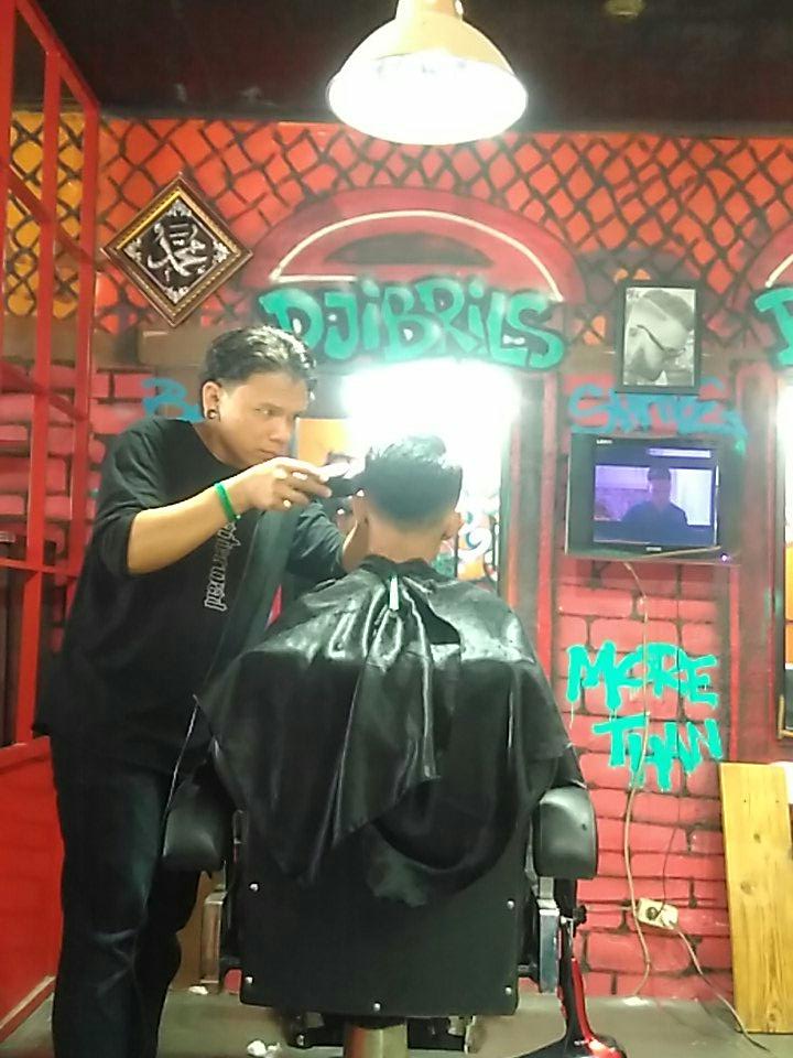 _DJIBRILS's tweet photo. merapat cukur rambut ke jln.cimanuk306 #barbershop #barbershopgarut #hair https://t.co/Fv6EQjuQMm