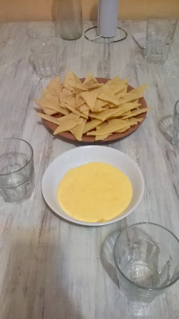 gabrielapizzo's tweet photo. Nachos con salsa cheddar, torta taza brownie, menú @KamikazeCapilar 😉 grosa Caro!! https://t.co/QTAAlGNshu