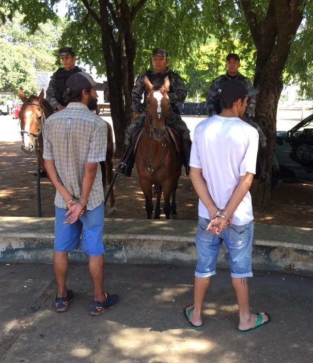 CavalariaPmgo's tweet photo. Durante patrulhamento pela Pça do Trabalhador, Centro, a equipe Goiano, recaptura dois foragidos um pelo art. 157 CPB outro pelo lei 10.826. https://t.co/hSyWSdeDB0
