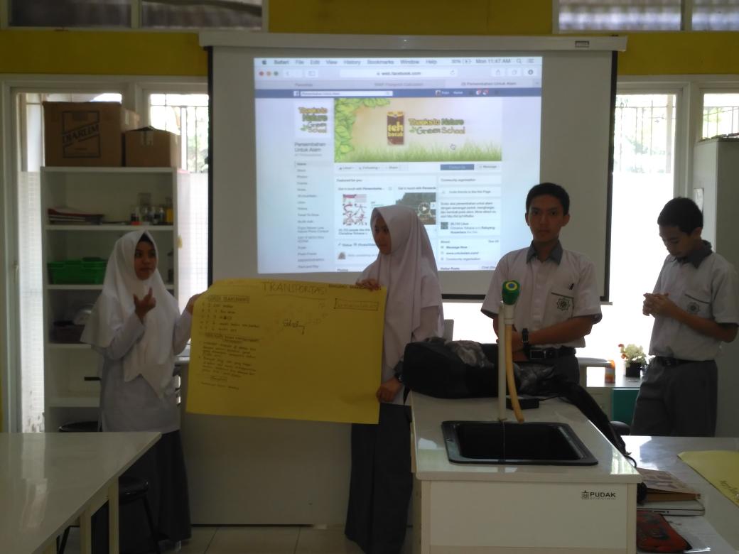 Para peserta didik SMA ICM Serpong mempresentasikan bbrp mslh lingkungan di sekitar area sekolah #TTNGreenSchool17