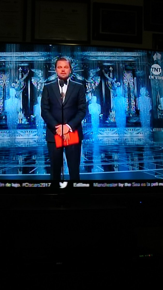 OxKuru's tweet photo. @DrCAOC se ve..se siente.. LEO está presente #Oscars #Oscars2017 https://t.co/8pDxgWgTsL