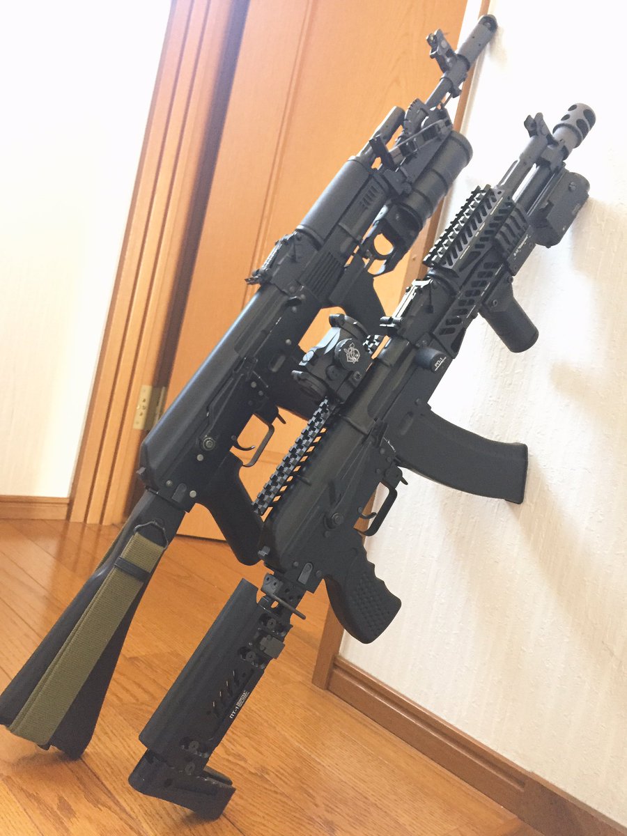 Classcomlover's tweet photo. 最近アイマス関連のつぶやきが増えた瞬間リムられるようになったので
たまにはうちの愛銃のAK74MとAK105を貼ってお茶を濁しておく()

#愛銃晒すとサバゲーマーがフォローやrtをしてくれるらしい
#AKはいいぞ https://t.co/Q7IUBnr2hw