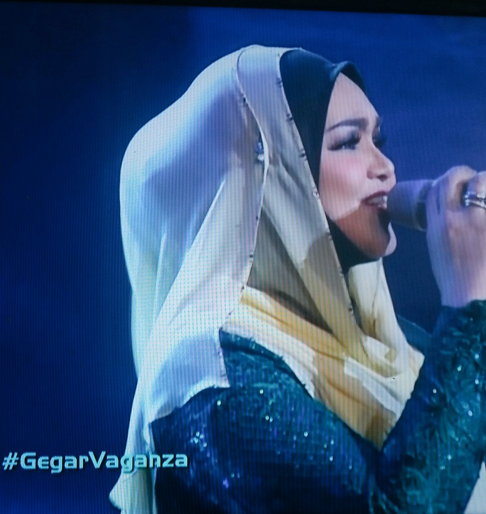 shahalif93's tweet photo. Hari2 ulang balik tgokk tokti dlam #GV2016 trowback.mmg terbaikkk suare dari dulu sampaj bile2 tetap sama..
@CTNurhaliza11 #tokti https://t.co/jLwJBdd5QQ
