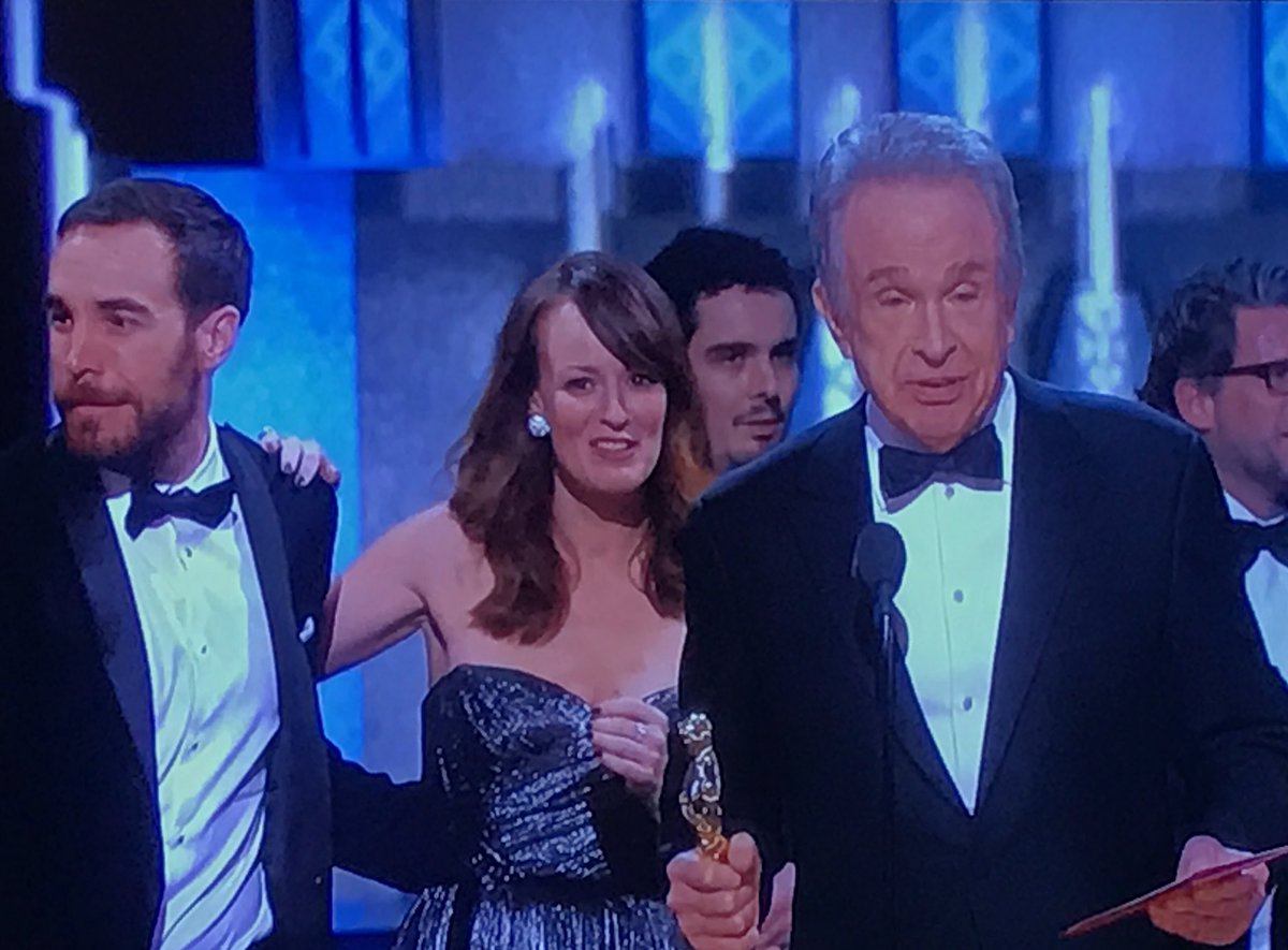 ZacharyJaydon's tweet photo. That awkward moment when #Moonlight was supposed to win, and you realize you're holding someone else's #Oscar Award. https://t.co/LjOXQUquea