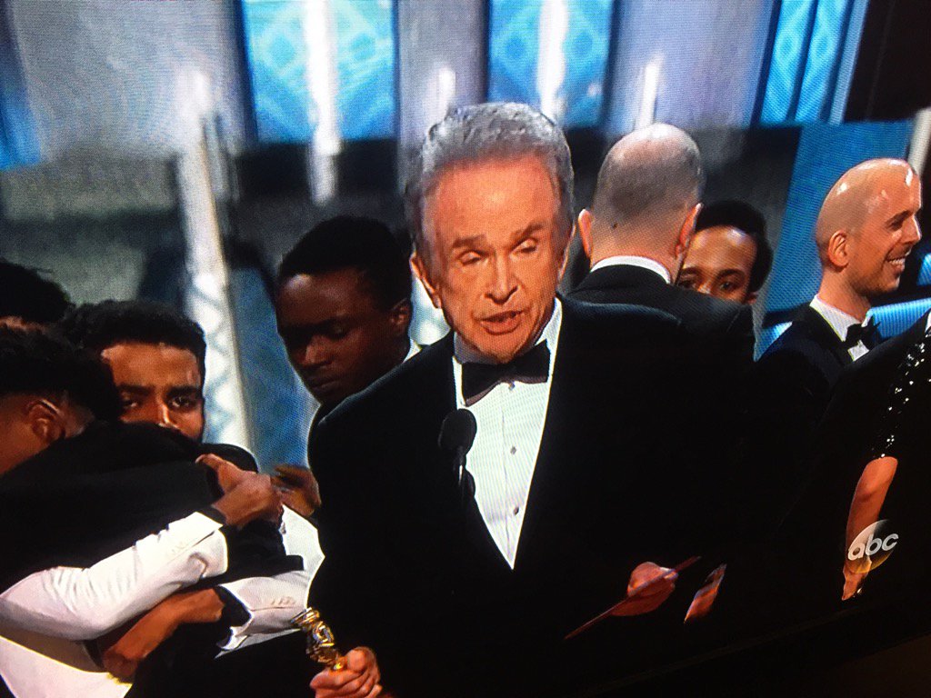 Worth a tweet. #oscars2017 fail! La La Land wait no, Moonlight. Yeah Moonlight.