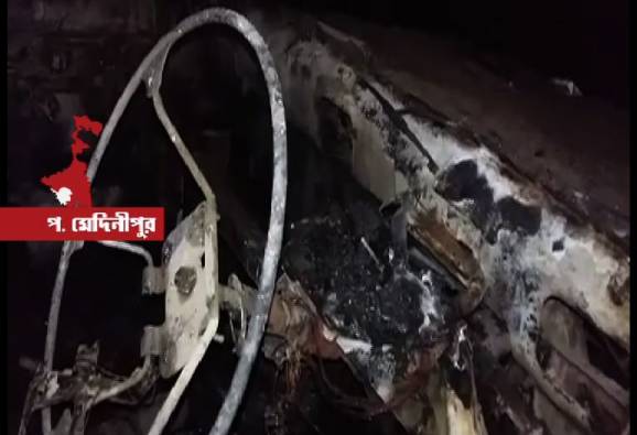 abpanandatv's tweet photo. #RoadAccident #WestMidnapore #Policeattacked #CarSetOnFire দাঁতনে পথ দুর্ঘটনায় যুবকের মৃত্য, পুলিশের গাড়িতে আগুন https://t.co/MiCwfsjYWb https://t.co/eX3mHsu1hs