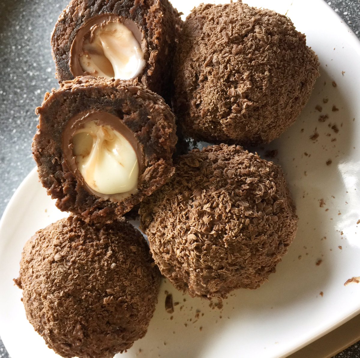 Beckssannx's tweet photo. @CadburyUK cream scotch egg 😋#chocolateegg #cadburycreamegg #chocolatescotchegg #just👌🏻 https://t.co/fmvpefQi1x