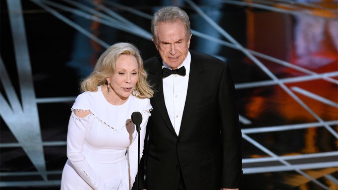 Variety's tweet photo. Epic #Oscars mistake: Warren Beatty announces wrong winner https://t.co/jy6ps8dr0g https://t.co/pvF528rpFt
