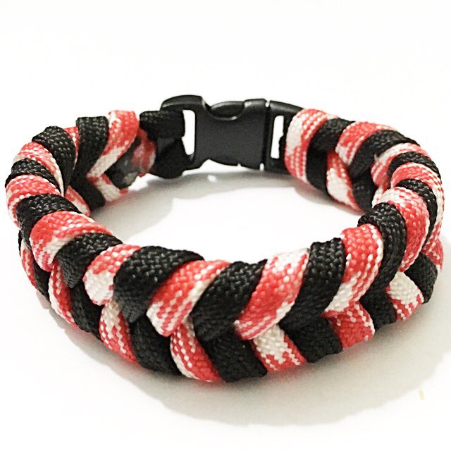 MyGiftdotcom's tweet photo. Introducing the Latest Fashion Accessories: Paracord Bracelet

Readily Available. 
#fashion #bracelet #trending #accessories #gift https://t.co/isp7d45N77