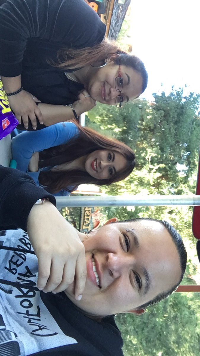 adrianaq88's tweet photo. Amazing day with my besties. 😊☺🎢 #SixFlagsbound #loverollercoasters #itwasfreezing #worthittho https://t.co/6Esv5lBPNI