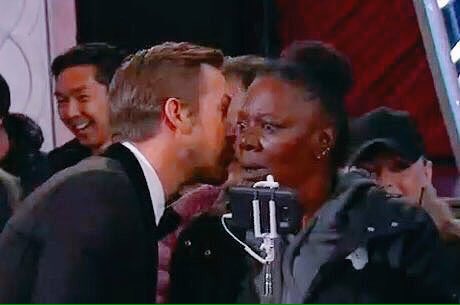 — Cambia las tarjetas ahora... Nadie se va a dar cuenta #Oscars