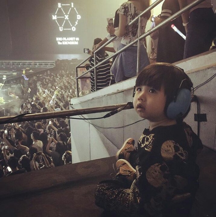 thestarshopPH's tweet photo. The luckiest among us all. Winter Go 😍 #EXOrDIUMinManila https://t.co/vJFJDv2d56