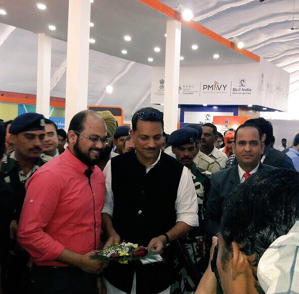 skillthsc's tweet photo. Honourable Minister @RajivPratapRudy at THSC stall in Gramoday Mela- Chitrakoot #ISupportSkillIndia #Nsdc #Pmkvy #Msde #Cii #SkillTHSC https://t.co/QblS3eZ9Sv