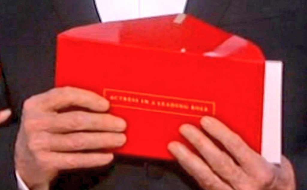 robertvaldvia's tweet photo. @anthonyanderson Stop yelling! Here's a capture from my DVR. Envelope in Warren's hand. Says Best Actress in a Leading Role.
#Proof #2cards https://t.co/9072vh9fzd