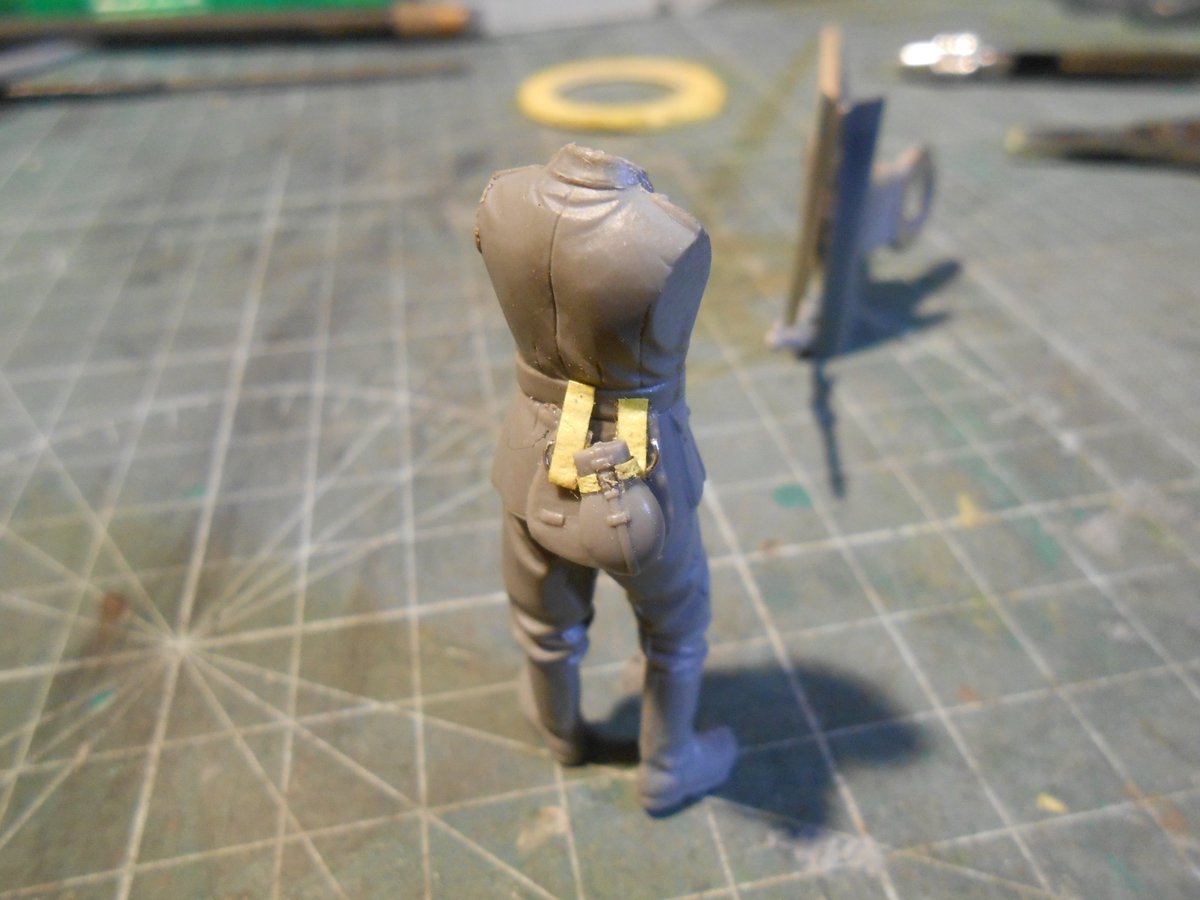 あらっさ ミリタリーフィギュア作ろう１ とりあえずネットで作り方を調べてみましたところ マスキングテープでスリングなどを作っておられたので さっそくやってみましたが とても難しいw 地道に進めていこうと思います 後 写真ではわかりませんが