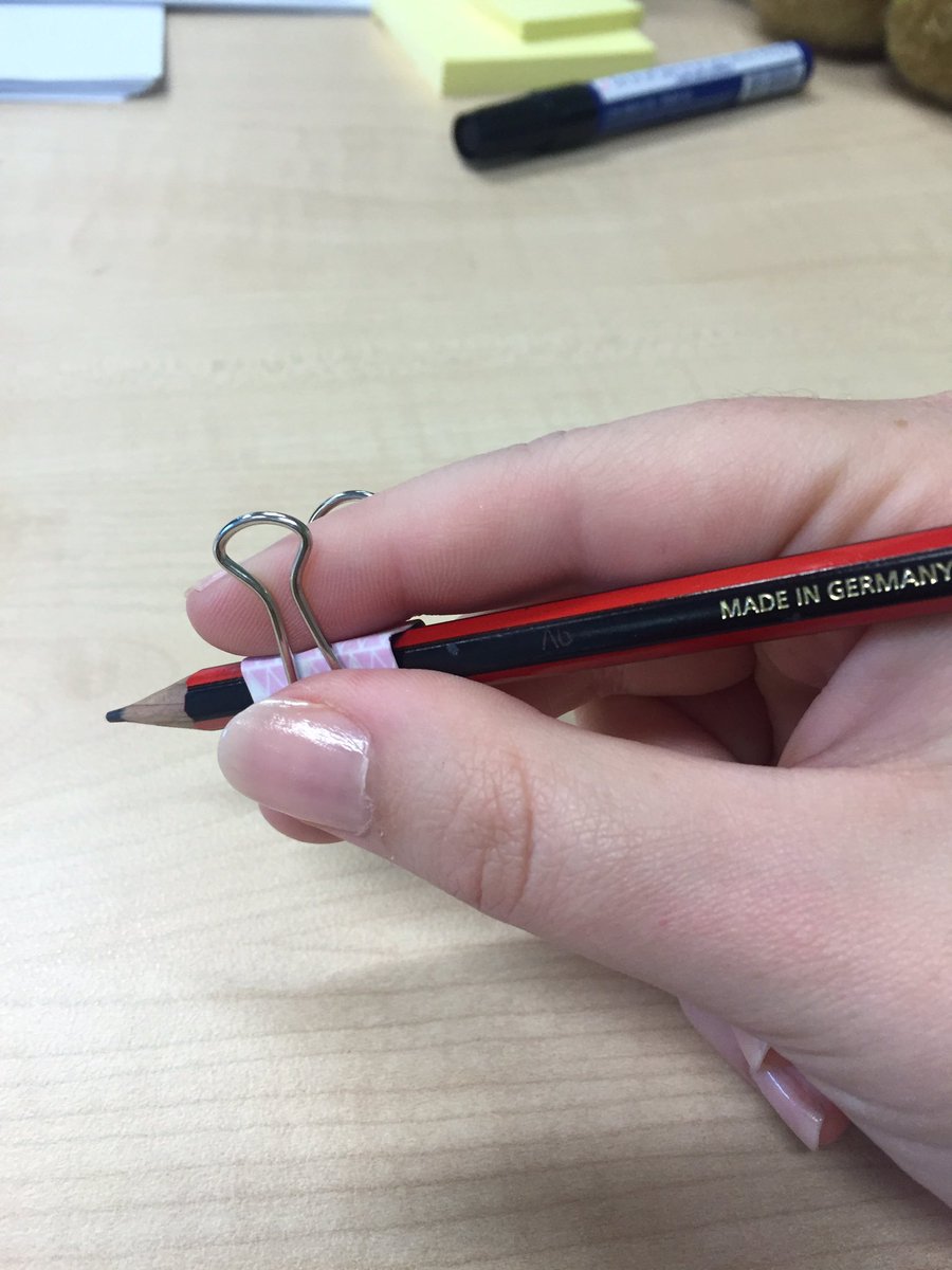 heycaitlingrant's tweet photo. Saw this nifty trick for ss who have trouble getting their pencil grip correct. Outstanding results! #acuedu_p https://t.co/3jv0RJb77I