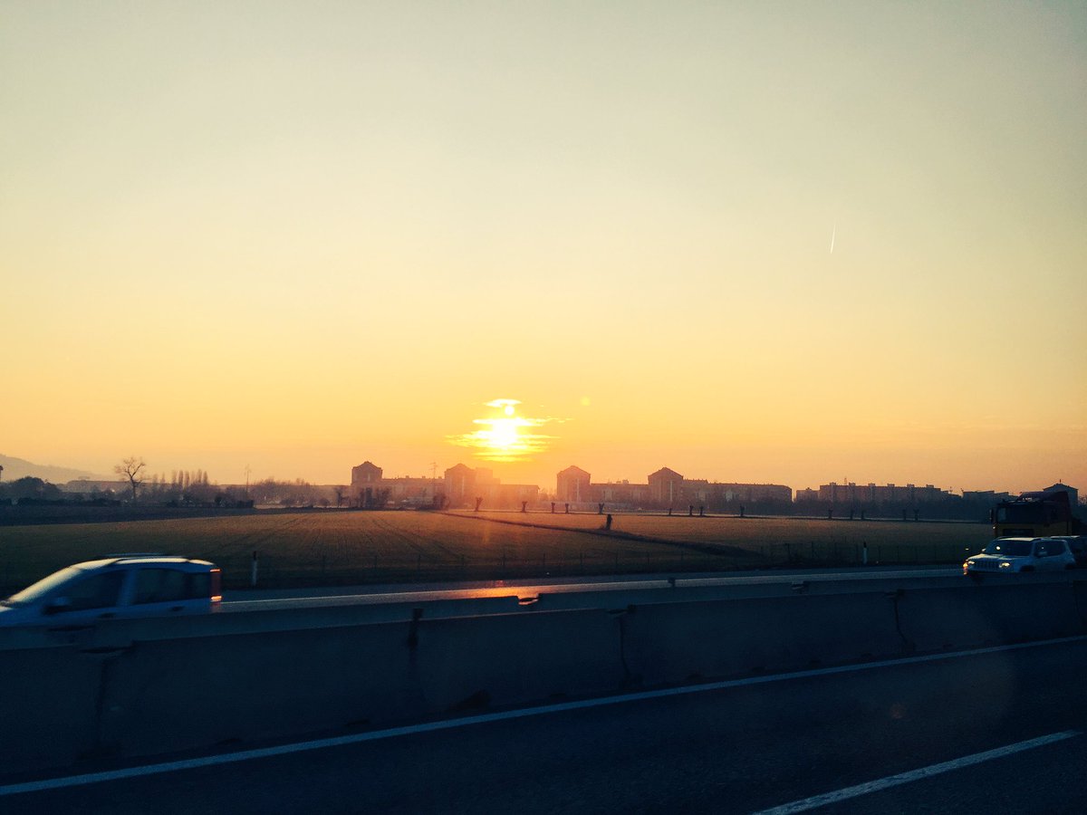 PhSteFania_'s tweet photo. Anche in tangenziale a Torino vediamo il sole ogni tanto 😎

#Buongiorno si fa per dire https://t.co/gTydjn5mDO