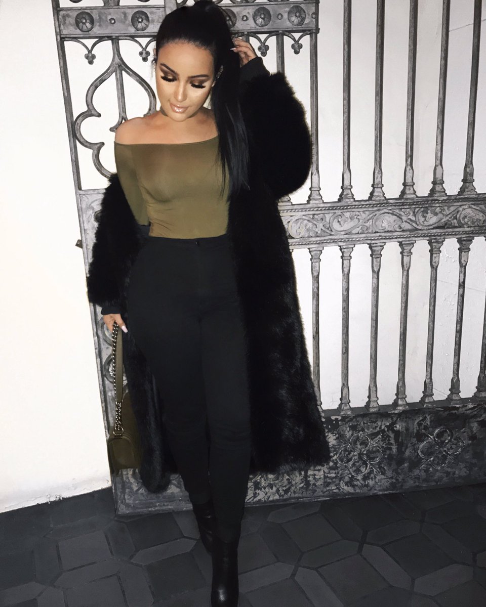 AmandaEnsing's tweet photo. #Oscars got me SHOOK ☕️ Loving this bronze glam I did last night. I haven't worn lip gloss in a min! 😏 https://t.co/xUYzvamX3Q