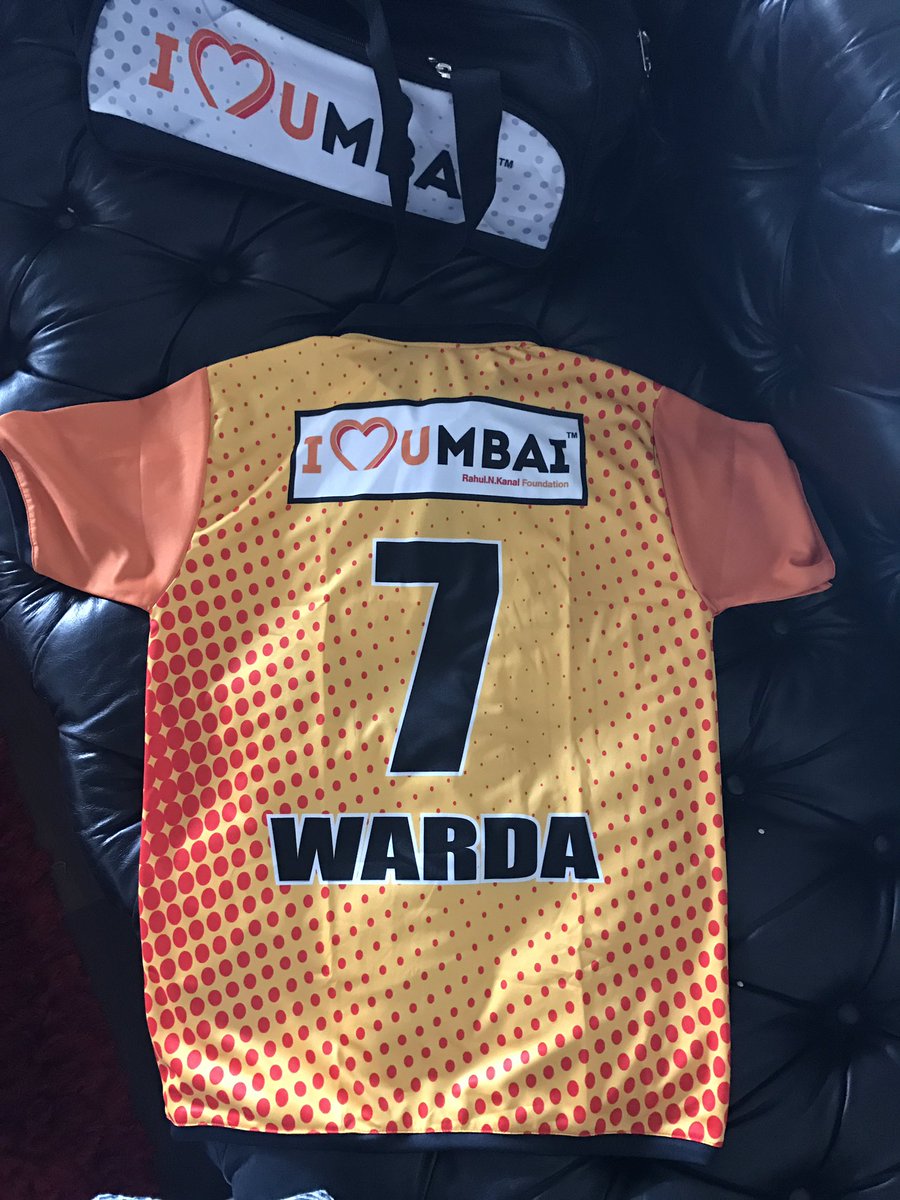 WardaNadiadwala's tweet photo. Yes #ilovemumbai❤ me mumbai kar 💃😍😘, Congrats @rahulnarainkanal wishin u and your team a grand success 💪🏻👍🏼🙌🏻...I love my Jersey #CR7 WSN7 💃 https://t.co/veIjd2EWbD