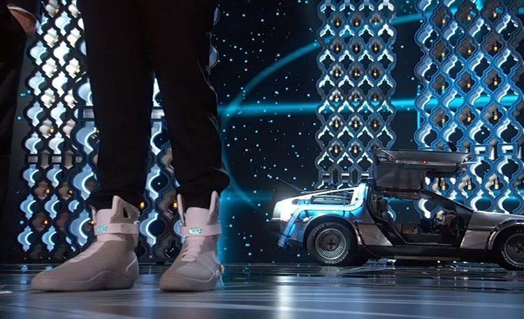 KicksOnCourt_'s tweet photo. Seth Rogen in the Nike Mag with Michael J. Fox and the Delorean

#Oscars https://t.co/cVzZvaJ077