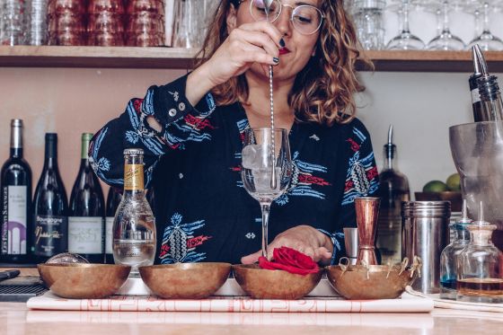 Notre manager Laura réalise le cocktail 2NE1 pour <a href="/VillaSchweppes/">Villa Schweppes</a> ! villaschweppes.com/article/recett…