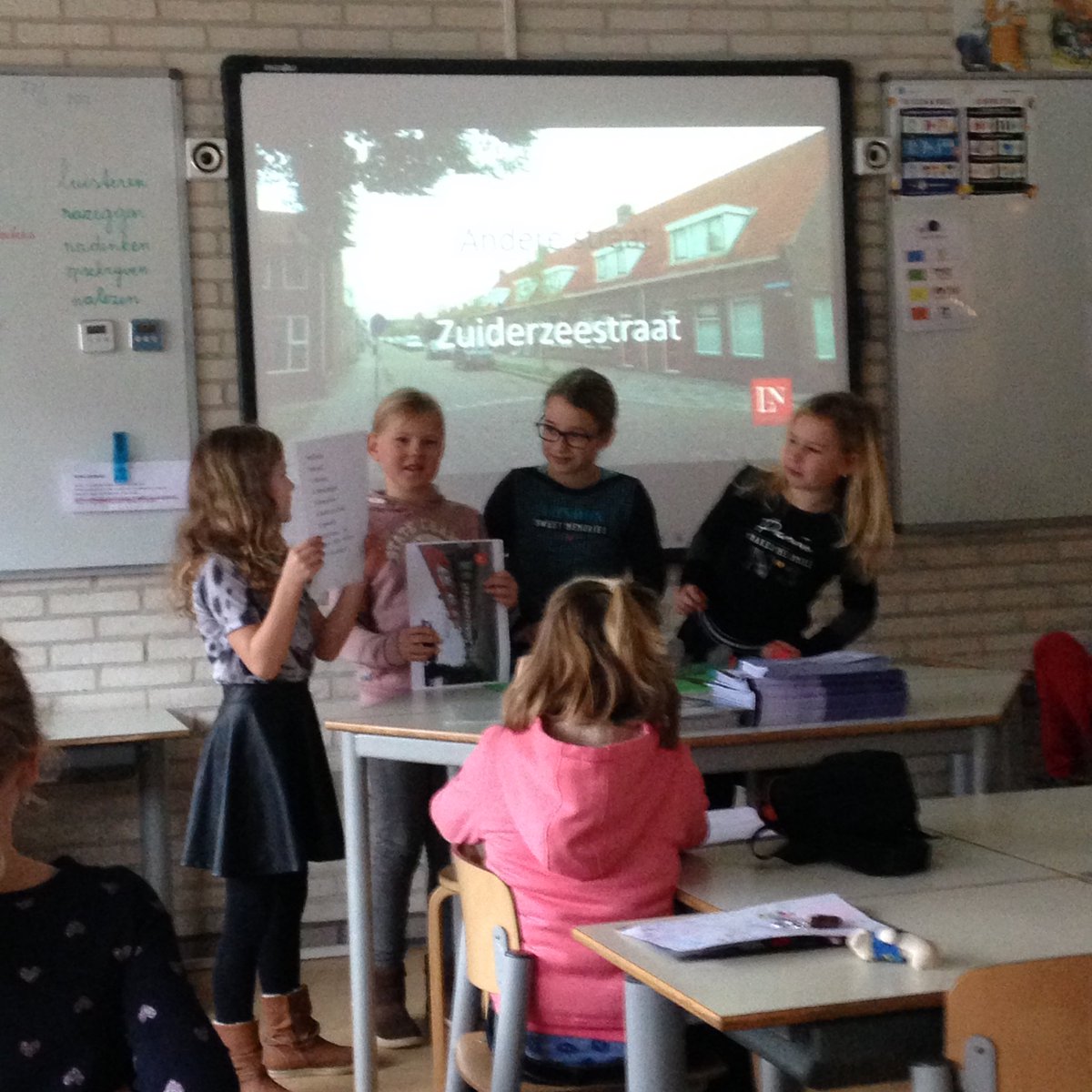 Thuisvoorjou's tweet photo. Vanochtend mooie presentaties gehad groep 5 #daltonschool St Jozef. #wonen en #leefbaarheid in de Zuiderzeestraat e.o. https://t.co/Xcq2tH57CL
