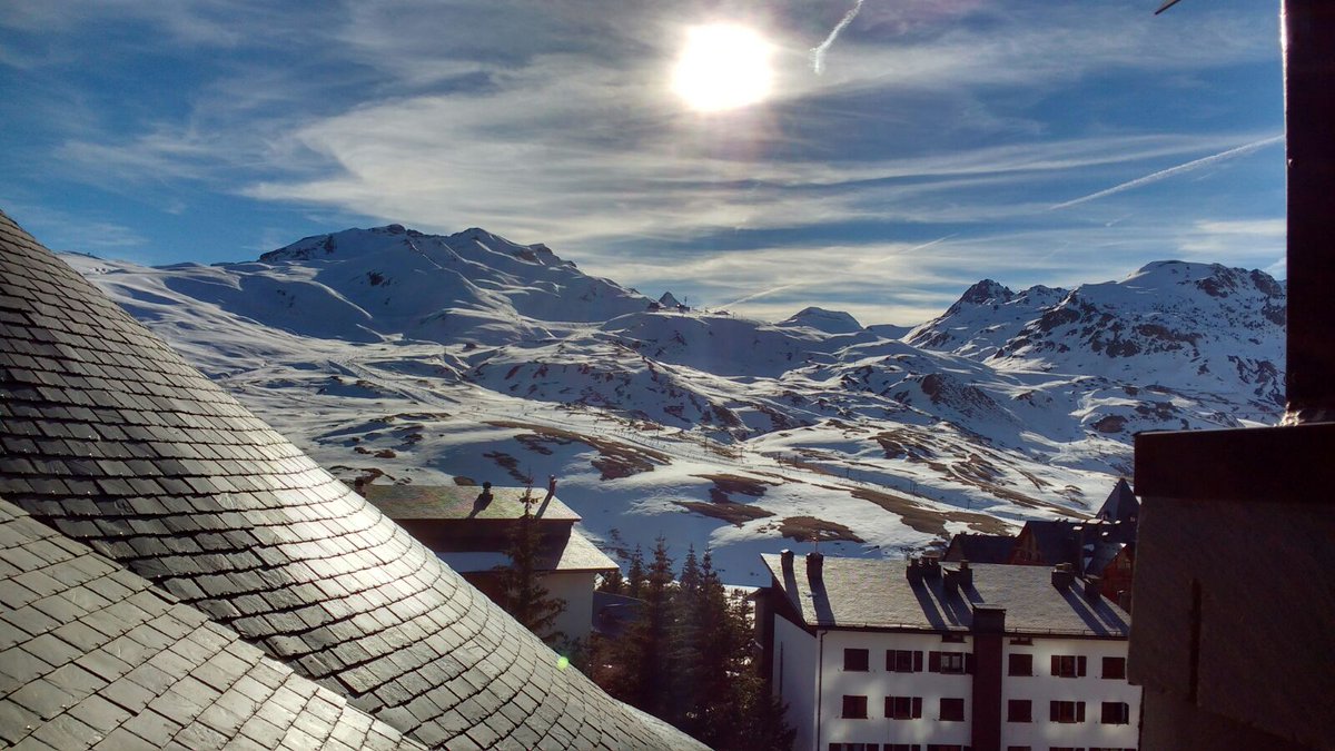 FunAndRooms's tweet photo. Este fin de semana hemos disfrutado al máximo de la nieve. Así se veía @AramonFormigal desde el hotel Fun Aragon Hills.
#FunandRoomsHotels https://t.co/9aJEeKoJ0u
