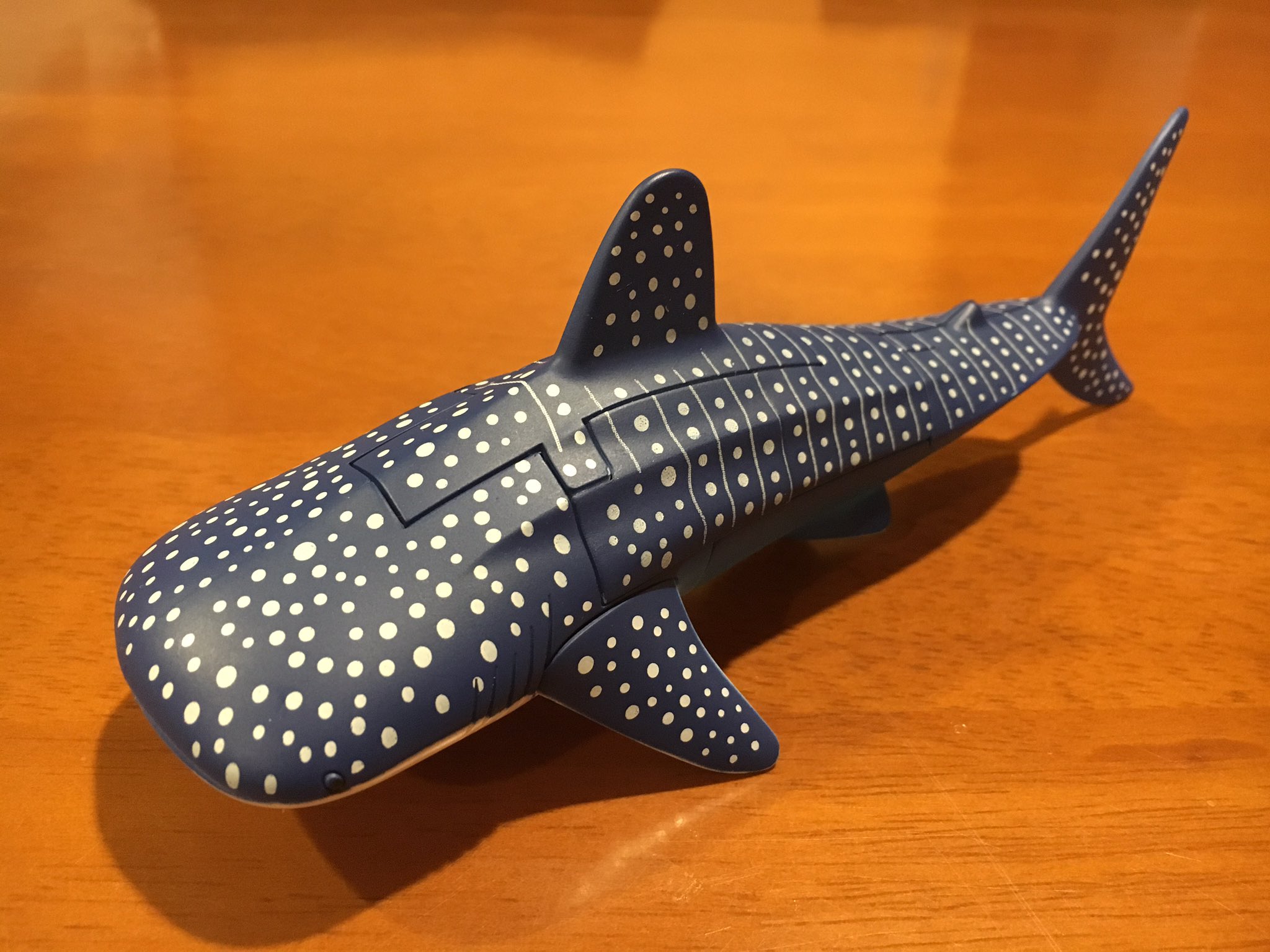 Taka 美ら海水族館のお土産コーナーで買ったジンベイザメの変形ロボ 蒼海の覇者 シーバトロンネクスト ジンベイザメ形態からロボット形態へ見事な変形 S立ちもバッチリ決まったぞ T Co Nmrjsvwa1f Twitter