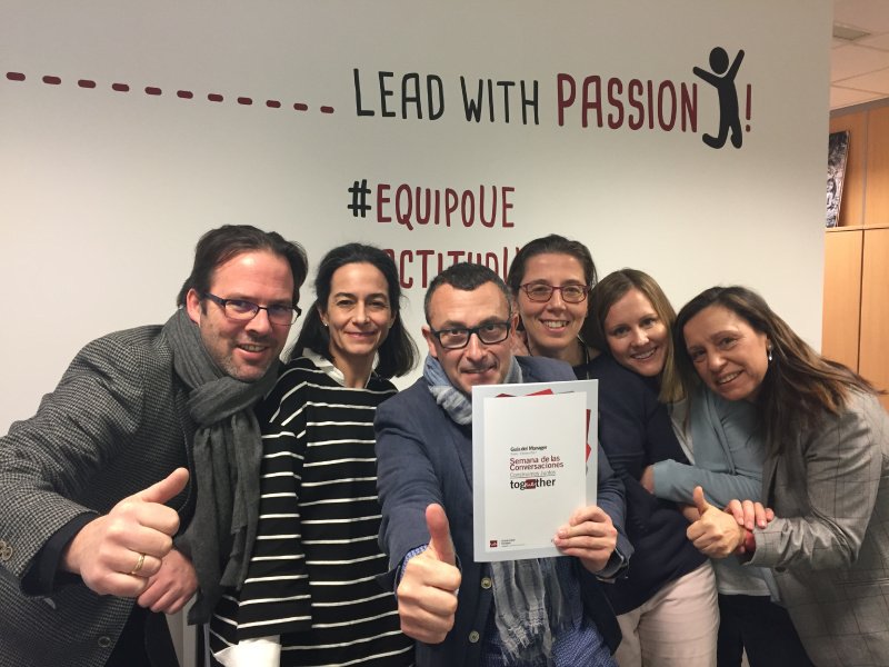 RespSocialUE's tweet photo. .@SergioCalvoFdz, y el equipo del Vicerrectorado de Doctorado e Investigación, en #ConversamosTG colaborando con @DOhelping

📸 #HereForGood https://t.co/gQOKE89jEi