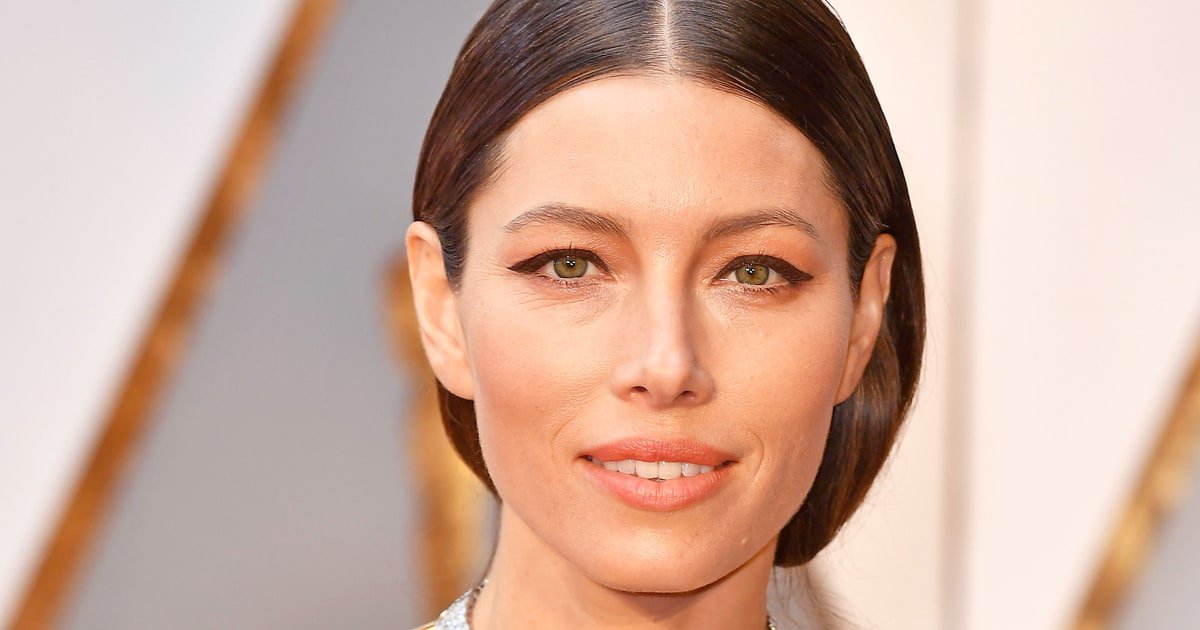 usweekly's tweet image. The stars were shining on the #Oscars red carpet in gorgeous gowns, but their jewels stole the show! usm.ag/2m0mLqC