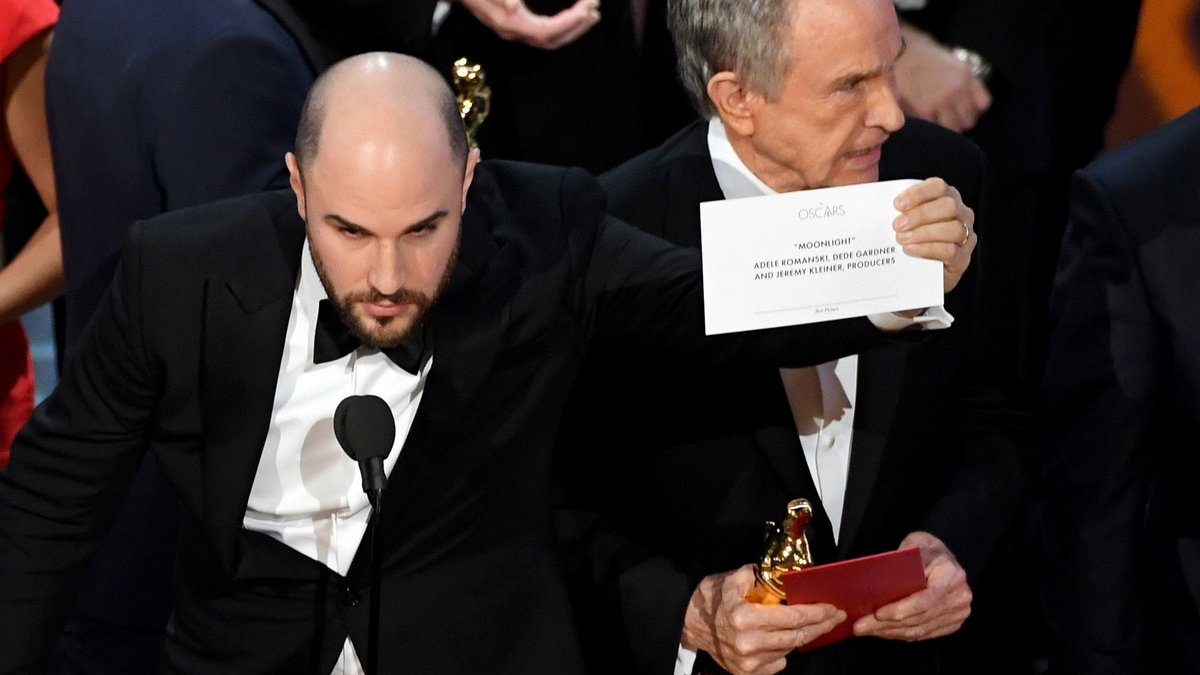MaskedManDesign's tweet image. Common sense #graphicdesign  solution to the #oscars fiasco - put the category on the envelope and in large type at THE TOP of the card.
