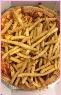 デブ歓喜ｗピザの上にフライドポテトを乗せた狂気のピザが存在するらしいwww