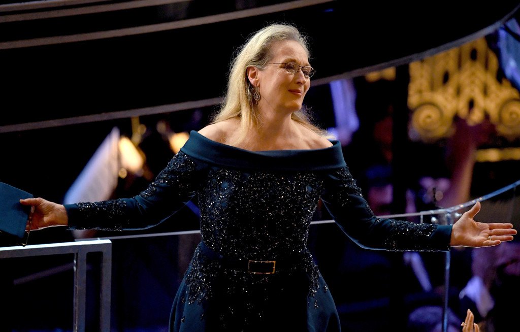 enews's tweet image. What Karl Lagerfeld drama? Meryl Streep makes a statement in blue at the 2017 #Oscars: eonli.ne/2mkK675