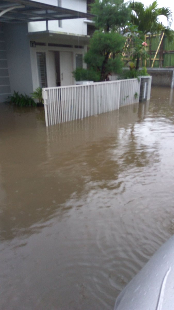 barnawwi's tweet photo. Perumahan de cluster nirwana pandanwangi lagi2 terkena banjir.. @bpbdkotamalang @PemkotMalang https://t.co/3p8vjPwtcG
