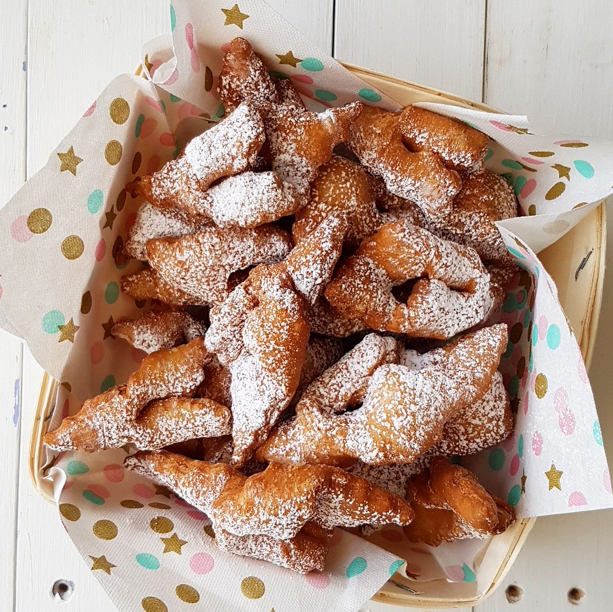 Tu la sens la friture ? #bugnes #MardiGras #carnaval #beignets heureducream.com/bugnes-lyonnai…