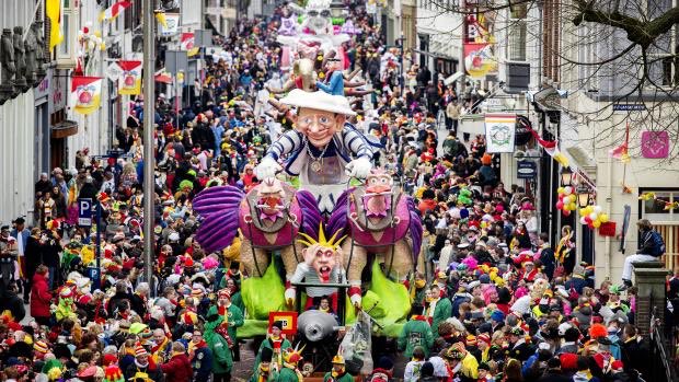 De praalwagens worden in stelling gebracht. De grote optocht <a href="/oeteldonk/">Oeteldonk</a> start om 12.33 aan de Van Grobbendoncklaan