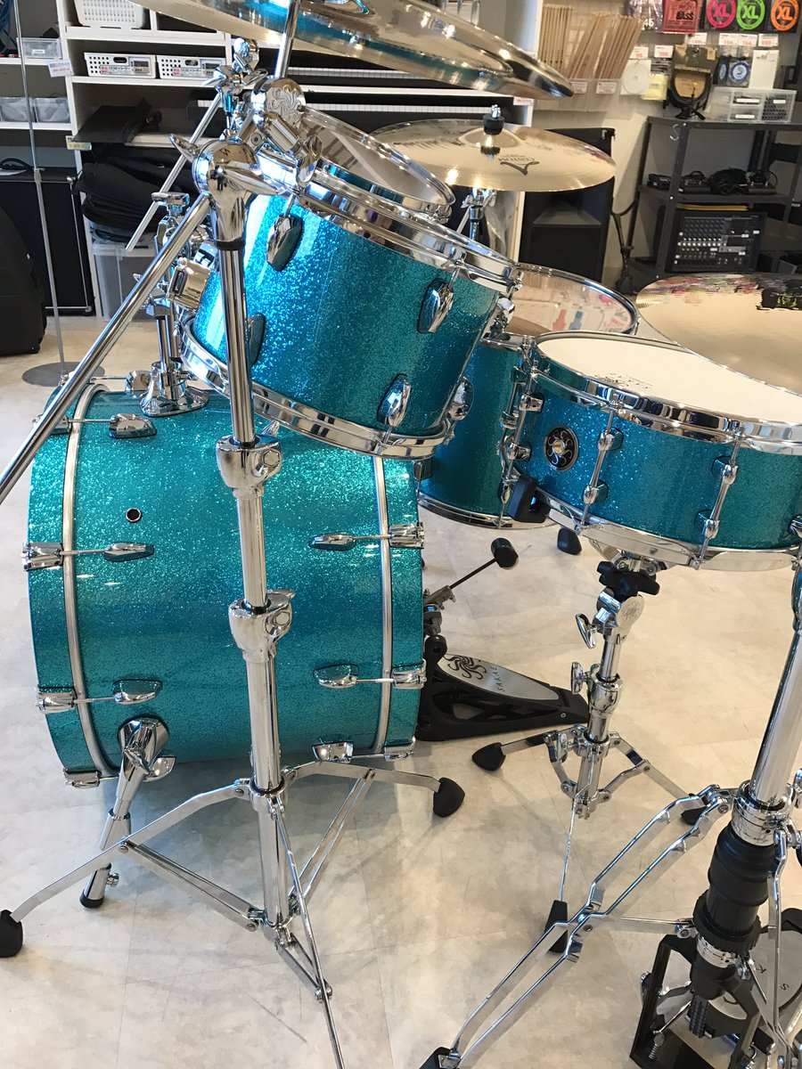 音楽天国・浜松市野店は3/1より楽器スタジオ6室、ダンス専用スタジオ2室に大幅リニューアル！今日は新設の6スタジオに入るサカエドラムが届きました！せっかくなのでロビーに展示中^ - ^色は新色のターコイズシャンパン！シンバルは全てジルジャンAカスタムです！#SAKAE #音楽天国