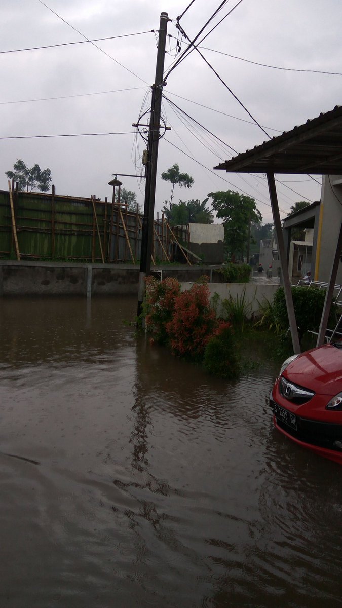 barnawwi's tweet photo. Banjir di perum de cluster pandanwangi,sebagian rumah terendam @PuspitaFM https://t.co/6u6KMNAvOB